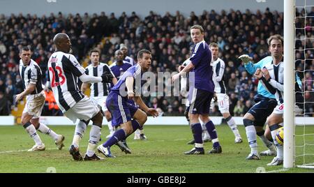 Steven Taylor von Newcastle United erzielt das dritte Tor seiner Seite Das Spiel Stockfoto