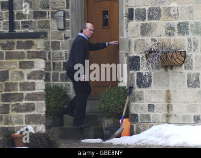 Sir James Crosby in seinem Haus in der Nähe von Harrogate, nachdem er heute als stellvertretender Vorsitzender der Financial Services Authority (FSA) zurückgetreten ist. Stockfoto