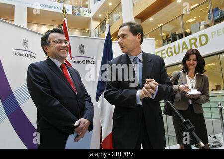 Der französische Einwanderungsminister Eric Besson (Mitte) und sein britischer Amtskollege Staatsminister für Grenzen und Einwanderung Phil Woolas (links) sprechen bei einer Pressekonferenz im Innenministerium in Westminster, im Zentrum von London, über die Medien. Stockfoto