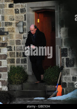 Sir James Crosby verlässt sein Haus in der Nähe von Harrogate, nachdem er heute sein Amt als stellvertretender Vorsitzender der Financial Services Authority (FSA) niedergelegt hat. Stockfoto