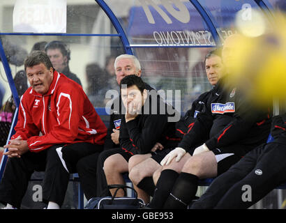 Der Manager von Wales, John Toshack (links), sitzt während des International Friendly im Vila Real De Santo Antonio Sports Complex, Portugal, auf der Bank. Stockfoto