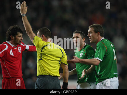 Robbie Keane und Richard Dunne (rechts) der irischen Republik protestieren während des WM-Qualifying-Spiels im Croke Park in Dublin gegen ihr misslockenes Ziel, Jouni Hyytia wieder zu befreien. Stockfoto