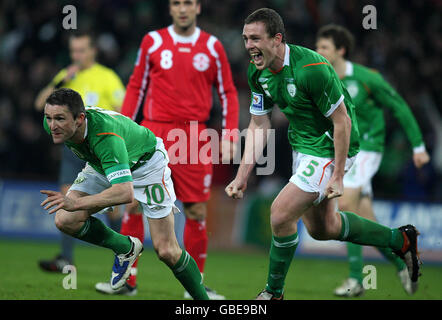 Robbie Keane, Irlands Republik, feiert sein zweites Tor beim WM-Qualifikationsspiel im Croke Park in Dublin, Irland. Stockfoto