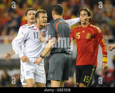 Der Engländer David Beckham spricht mit dem Schiedsrichter während des Internationalen Freundschaftstreamens im Ramon Sanchez Pizjuan Stadion in Sevilla, Spanien. Stockfoto