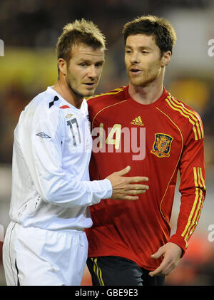 England David Beckham mit Spanien Xabi Alonso während der International Friendly im Ramon Sanchez Pizjuan Stadium in Sevilla, Spanien. Stockfoto