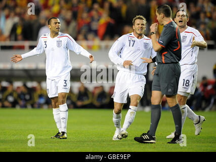 Die Engländerin Ashley Cole (links), David Beckham und Frank Lampard (rechts) sprechen mit dem Schiedsrichter während des International Friendly im Ramon Sanchez Pizjuan Stadium in Sevilla, Spanien. Stockfoto