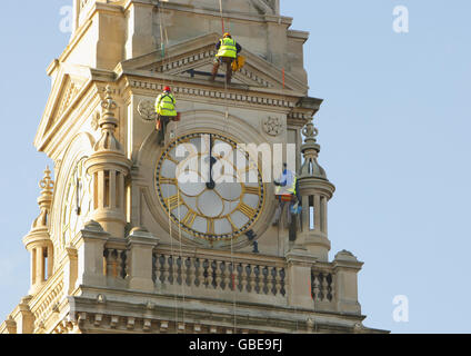 Arbeiter mit hohem Zugang reinigen das Mauerwerk des Glockenturms über der Guildhall im Zentrum von Portsmouth, Hampshire. Die Ingenieure restaurieren die fünf Glocken, damit das berühmte Glockenspiel der Stadt wieder in der ganzen Stadt erklingen kann. Stockfoto