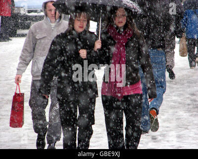 Die Menschen trotzen dem Schnee im Stadtzentrum von Newcastle. Stockfoto