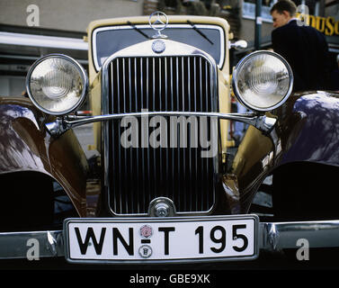 Transport / Transport, Auto, Fahrzeugvarianten, Mercedes, Veteranenauto, Kühlergrill mit Mercedes-Stern, 20. Jahrhundert, historisch, Scheinwerfer, Scheinwerfer, Scheinwerfer, Scheinwerfer, Nummernschild, Kennzeichen, Nummernschild, Nummernschild, Nummernschilder, Nummernschilder, Automobil, Automobile, Frontansicht, Frontalansicht, Kühlergrill, Kühlergrill, Kühlerverkleidung, Kühlergrill, Kühlergrill, Kühlerverkleidung, Oldtimer, Oldtimer, Oldtimer, Oldtimer, Oldtimer, Oldtimer, Auto, Autos, Leute, Zusatzrechte-Abfertigung-nicht verfügbar Stockfoto