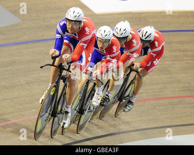 Das GB-Männer-Pursuit-Team von Rob Hayles, Peter Kennaugh, Chris Newton und Steven Burke während des Trainings in der Ballerup Super Arena, Kopenhagen. Stockfoto