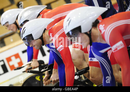 Das GB-Männer-Pursuit-Team aus Rob Hayles, Peter Kennaugh, Chris Newton und Steven Burke trainiert während des Trainings in der Ballerup Super Arena, Kopenhagen, auf der Strecke. Stockfoto