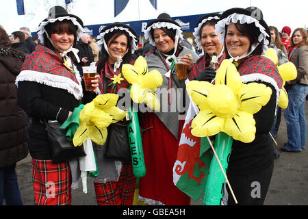 Rugby-Fans versammeln sich vor dem Spiel vor Murrayfield. Stockfoto