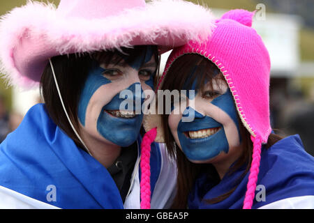 Rugby Union - RBS 6 Nations Championship 2009 - Schottland / Wales - Murrayfield. Rugby-Fans versammeln sich vor dem Spiel vor Murrayfield. Stockfoto