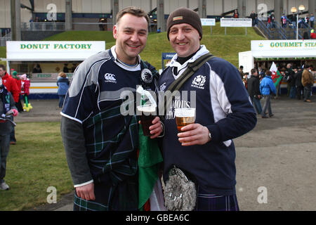 Rugby Union - RBS 6 Nations Championship 2009 - Schottland / Wales - Murrayfield. Rugby-Fans versammeln sich vor dem Spiel vor Murrayfield. Stockfoto