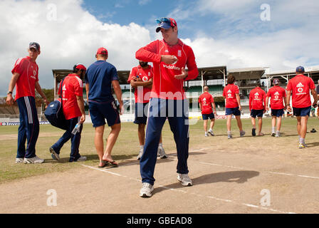 Der englische Kapitän Andrew Strauss schaut sich das Wicket an der ARG in St. Johns, Antigua, an. Stockfoto