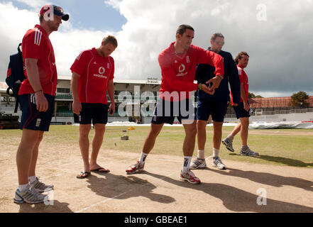 Englands Paul Collingwood, Andrew Flinott, Kevin Pietersen, Steve Harmison und Ryan Sidebottom schauen sich das Wicket im ARG in St. Johns, Antigua an. Stockfoto