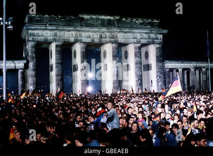 Geographie / Reisen, Deutschland, Wiedervereinigung, 3.10.1990, Feier in Berlin, Feier am Brandenburger Tor, Zusatzrechte-Clearences-nicht vorhanden Stockfoto