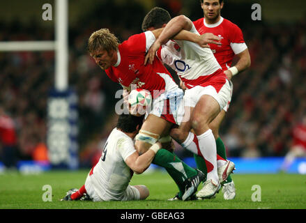 Andy Powell aus Wales wird von den Engländern Harry Ellis und Nick Easter während des RBS 6 Nations-Spiels im Millennium Stadium in Cardiff angegangen. Stockfoto