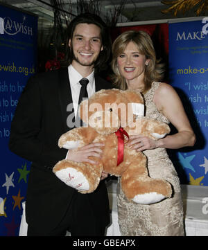 Der Schirmherr der Wohltätigkeitsorganisation Make-A-Wish, Ben Barnes (links), und die Eventmoderatorin Anthea Turner beim Make-A-Wish Valentine's Ball im Dorchester Hotel im Zentrum von London. Stockfoto