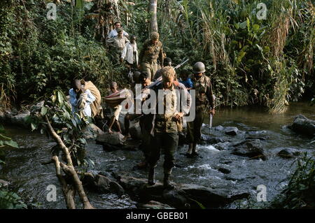 Geographie / Reisen, Kongo, Simba Aufstand 1964 - 1965, Söldner und einheimische Träger marchin durch den Dschungel, Dezember 1964, Kongo Krise, Bürgerkrieg, Afrika, Militär, märz, Bach, Kreuzung, 20. Jahrhundert, historisch, Menschen, männlich, Mann, Männer, 1960er, Frau, Frauen, weiblich, Zusatz-Rechte-Clearences-nicht verfügbar Stockfoto