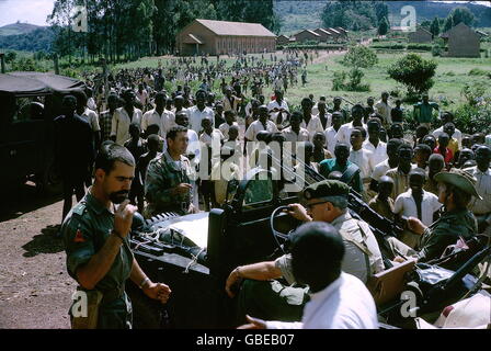 Geographie / Reisen, Kongo, Simba Aufstand 1964 - 1965, Söldner ruhen in einem Dorf, Dezember 1964, Kongo-Krise, Bürgerkrieg, , Afrika, Militär, stoppen, Maschinengewehr, 20. Jahrhundert, historisch, Menschen, männlich, Mann, Männer, 1960er, Frau, Frauen, weiblich, zusätzliche-Rechte-Clearences-nicht verfügbar Stockfoto
