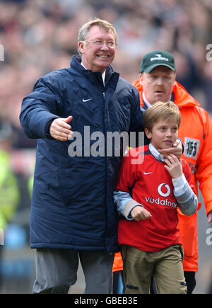 Der glückliche Manager von Manchester United, Sir Alex Ferguson, am Ende Des Spiels mit seinem Enkel Jake Stockfoto