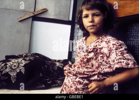 Veranstaltungen, Kroatischer Unabhängigkeitskrieg 1991 - 1995, Mädchen im Karlovac Flüchtlingslager, Kroatien, August 1992, Jugoslawien, Jugoslawische Kriege, Balkan, Konflikt, Menschen, Elend, 1990er, 90er, 20. Jahrhundert, historisch, historisch, NICHT, zusätzliche-Rechte-Clearences-nicht verfügbar Stockfoto