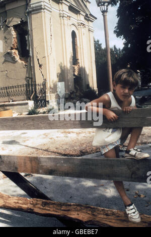 Ereignisse, Kroatischer Unabhängigkeitskrieg 1991 - 1995, zerstörte Kirche in Karlovac, Kroatien, August 1992, Jugoslawien, Jugoslawische Kriege, Balkan, Konflikt, Zerstörung, 1990er, 90er, 20. Jahrhundert, historisch, Menschen, Kind, NICHT, zusätzliche-Rechte-Clearences-nicht verfügbar Stockfoto