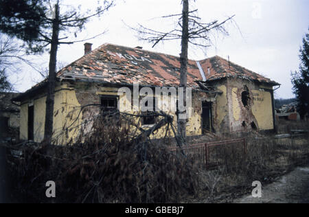 Ereignisse, Kroatischer Unabhängigkeitskrieg 1991 - 1995, zerstörtes Haus, Karlovac, Kroatien, August 1992, Jugoslawien, Jugoslawische Kriege, Balkan, Konflikt, Zerstörung, 1990er, 90er, 20. Jahrhundert, historisch, historisch, NICHT, zusätzliche-Rechte-Clearences-nicht verfügbar Stockfoto