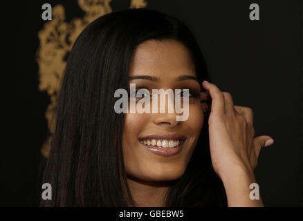 Freida Pinto nimmt an einem Fotocall Teil, um die Wiedereröffnung des Kaufhauses Liberty in der Great Marlborough Street im Zentrum von London zu feiern. Stockfoto