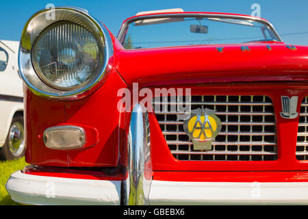 Scheinwerfer und Kühlergrill Gitter eines roten 1968 Triumph Herald Cabrio Autos, England. Stockfoto