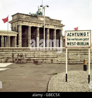 Geographie / Reisen, Deutschland, Berlin, Brandenburger Tor, Mauer, Schild: , 'Achtung Sie verlassen jetzt West-Berlin', um 1962, Zusatz-Rechte-Clearences-nicht vorhanden Stockfoto