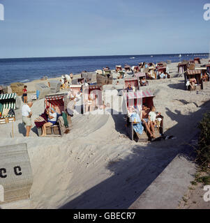 Tourismus, Touristen in Strandliegen am Strand in der Nähe von Groenitz, Ostsee, Deutschland, 1960er, , zusätzliche-Rechte-Clearences-nicht verfügbar Stockfoto