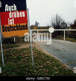 Geographie / Reisen, Deutschland, Grenze, innerdeutsche Grenze, Schild mit der Aufschrift: 'Auch drueben ist Deutschland', um 1989, Additional-Rights-Clearences-not available Stockfoto