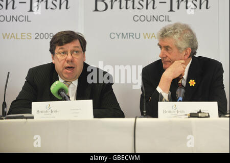 Der irische Premierminister Brian Cowen (links) und der walisische erste Minister Rhodri Morgan hören sich Fragen während einer Pressekonferenz auf der britisch-irischen ratssitzung im Swalec Stadium, Cardiff, Wales, an. Stockfoto