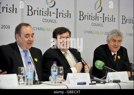 Von links nach rechts. Schottlands erster Minister Alex Salmon, der irische Premierminister Brian Cowen und der walisische erste Minister Rhodri Morgan während einer Pressekonferenz auf der britisch-irischen ratssitzung im Swalec Stadium, Cardiff, Wales. Stockfoto