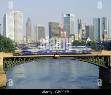 Geographie / Reisen, Deutschland, Hessen, Frankfurt am Main, Stadtblick, Blick über die Stadt mit Obermainbrücke, Additional-Rights-Clearences-not available Stockfoto