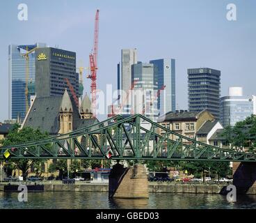 Geographie / Reisen, Deutschland, Hessen, Frankfurt am Main, Blick über Bankenviertel mit Baukran, Eiserner Steg (Brücke), Zusatzrechte-Abferungsrechte-nicht vorhanden Stockfoto