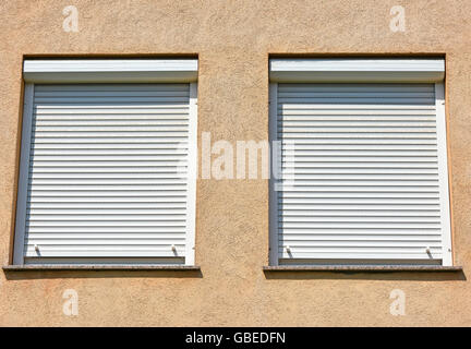 Fenster und Fensterläden eines Gebäudes Stockfoto
