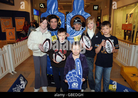 Hintere Reihe (links-rechts) Annmarie Jackson (14), Nathan Hines, Kevin Jackson (11), Simon Webster, Adrienne Findlay (13) und Jack Parker (7). Front Row Megan Auld (5) Nehmen Sie an einem Rugby-Tag im Ocean Terminal in Edinburgh Teil. Stockfoto