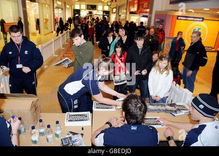 Nathan Hines (unten in der Mitte) und Simon Webster (unten rechts) signieren Autogramme während eines Rugby-Tages am Ocean Terminal in Edinburgh. Stockfoto