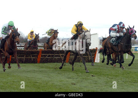 (Von l zu r) Liam Cooper auf Intersky Falcon, Richard Johnson auf Rooster Booster und Tony McCoy auf Westender fahren beim Martell Cognac Aintree Hurdle Race klar Stockfoto