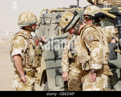 Soldaten der territorialen Armee aus 6 Gewehren auf einer Routinepatrouille in der Nähe von Camp Bastion in der Provinz Helmand. Die Einheit patrouilliert regelmäßig, um mit der lokalen Beduinengemeinde zu sprechen, die sich aus Sicherheitsgründen dem Militärlager angenähert haben. Stockfoto