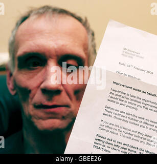 Paul Harris aus Hull, der vor kurzem als blind registriert wurde, mit einem Brief an ihn als 'Mr Blindman' von Kier Building Maintenance. Stockfoto