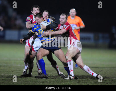 Rugby League - Engage Super League - Hull Kingston Rovers gegen Leeds Rhinos - KC Stadium. Die Ryan Hall von Leeds Rhinos wird während des Engage Super League-Spiels im KC Stadium, Hull, von der Hull KR Defence ausgetragen. Stockfoto