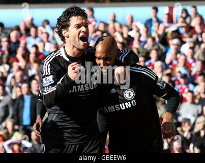 Fußball - Barclays Premier League - Aston Villa gegen Chelsea - Villa Park. Chelsea's Nicolas Anelka (rechts) feiert das erste Tor seiner Mannschaft mit Teamkollege Michael Ballack Stockfoto