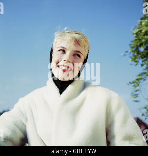 Mode, 50er Jahre, Damenmode, Winterkollektion, Frau mit schwarzem Kopftuch und weißem Mantel mit weißem Pelzkragen, Additional-Rights-Clearences-nicht erhältlich Stockfoto