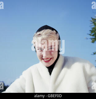 Mode, 50er Jahre, Damenmode, Winterkollektion, Frau mit schwarzem Kopftuch und schwarzem Mantel mit weißem Pelzkragen, Zusatzrechte-Clearenzen-nicht erhältlich Stockfoto