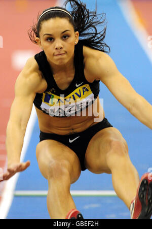 Leichtathletik - AVIVA Grand Prix - Nationale Hallenarena. Die britische Louise Hazel während der drei Events während des AVIVA Grand Prix in der National Indoor Arena, Birmingham. Stockfoto