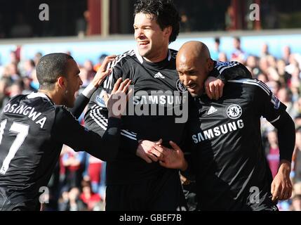 Chelseas Nicolas Anelka (rechts) feiert das erste Tor seiner Seite Mit Teamkollegen Michael Ballack und Jose Bosingwa (links) Stockfoto